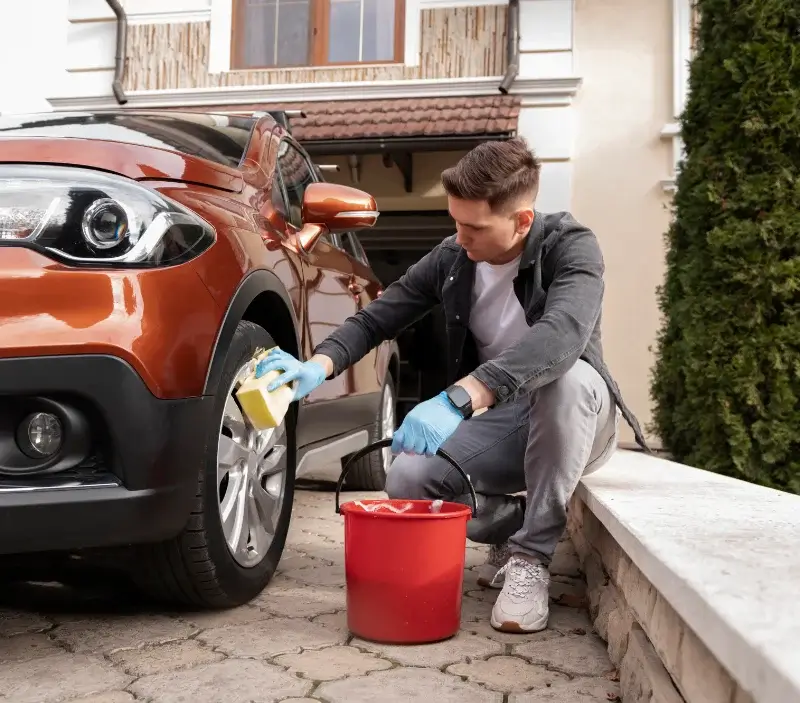 Lavage auto à domicile Bertignat : professionnel intervenant sur un véhicule